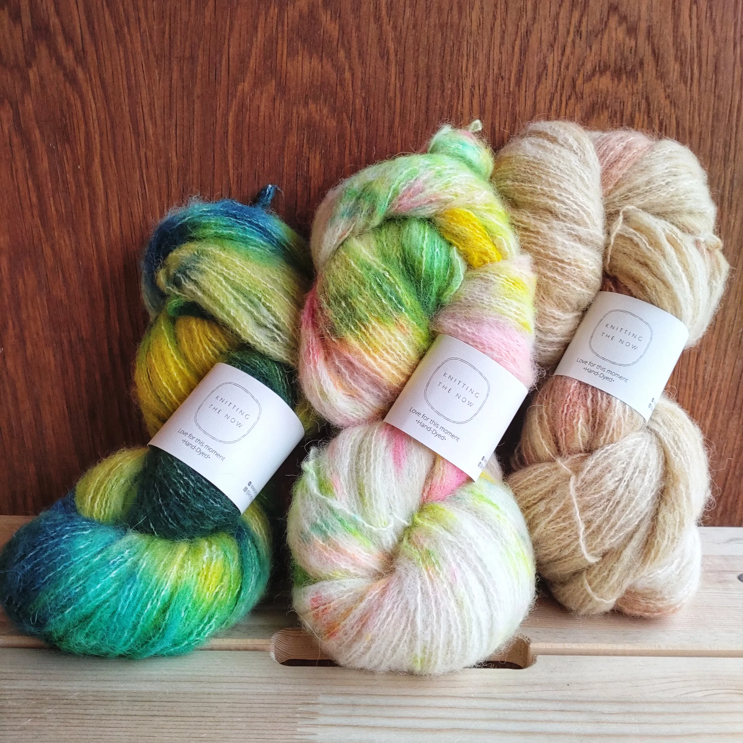 Handgeverfde wol Knitting the Now
